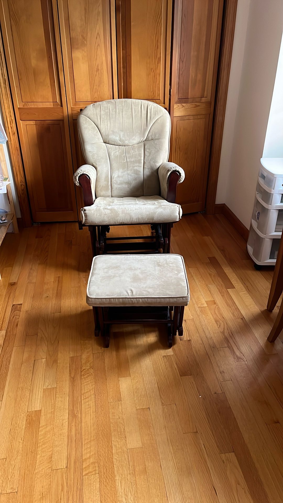 Storkcraft Tuscany Glider With Ottoman