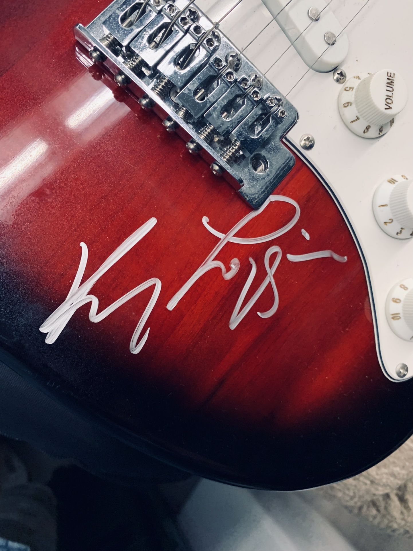 Autographs  Guitar Autographed Kenny loggins 