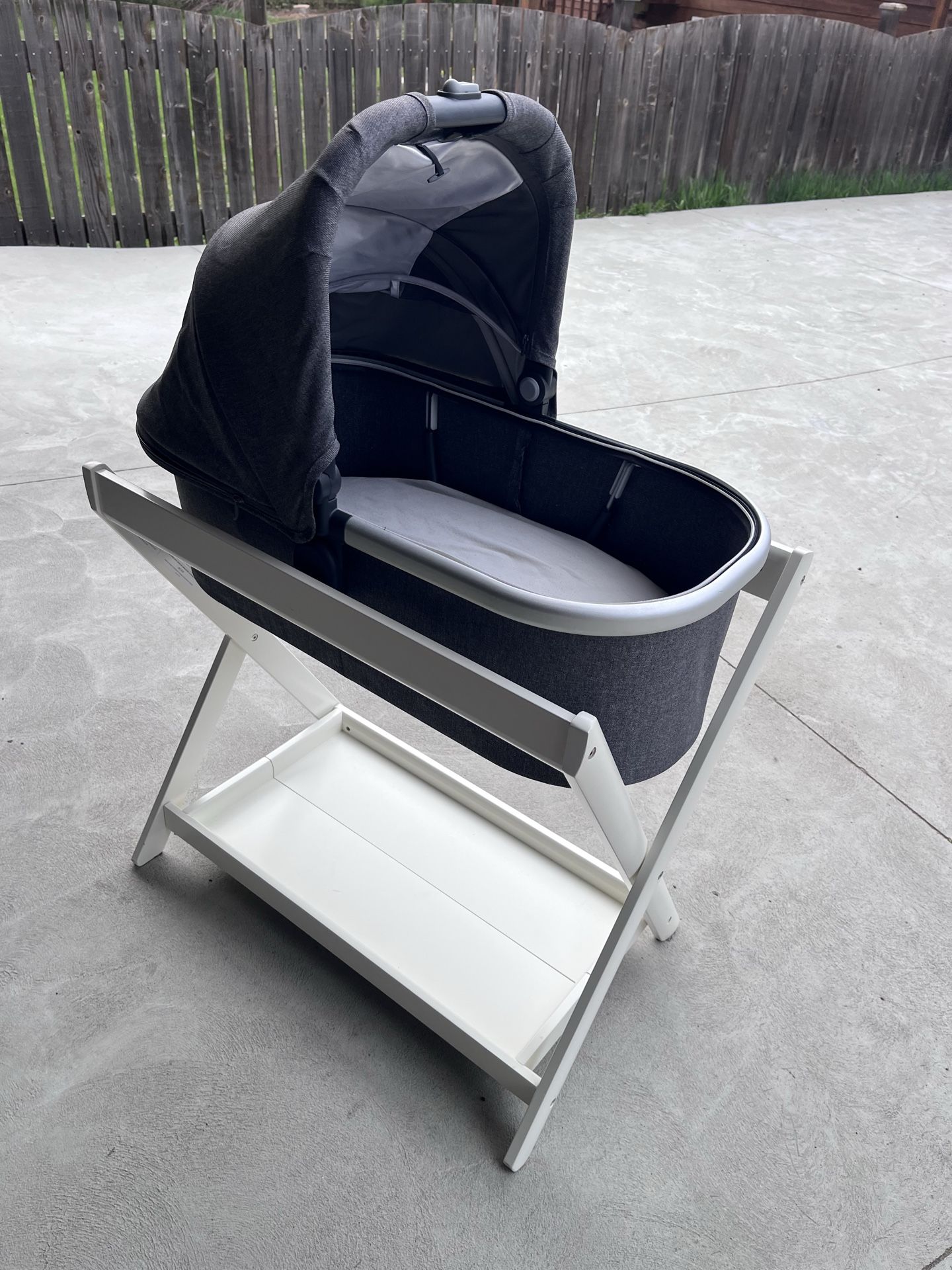 Uppababy v2 bassinet and stand