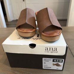 Ana 6.5 Wedges With Box