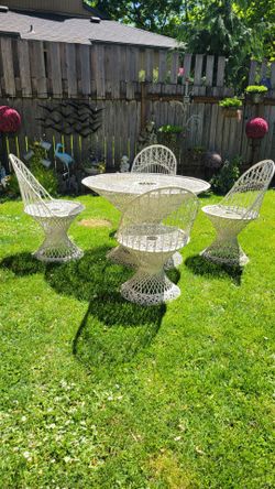 Vintage E
1960's Russell Woodard Spun Fiberglass Dining Set