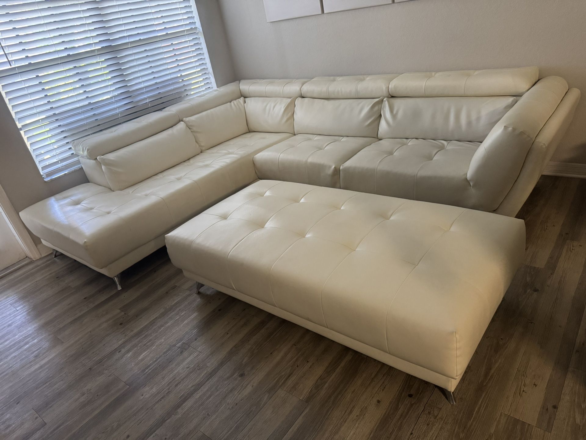 white leather sofá