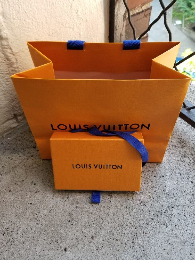 INDO Enterprises - LOUIS VUITTON Wallets😍 .Price 💱 Rs 1299/- Premium  Quality with original boxes. Cash on Delivery Available😍 Order through  Whatsapp Contact - 9176225992, 9079950984