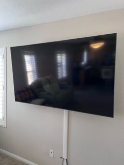 70 inch Samsung TV with Mount Included