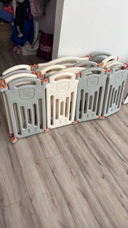 Baby gate with locking door gate