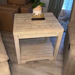 (NEBRASKA FURNITURE) End Table