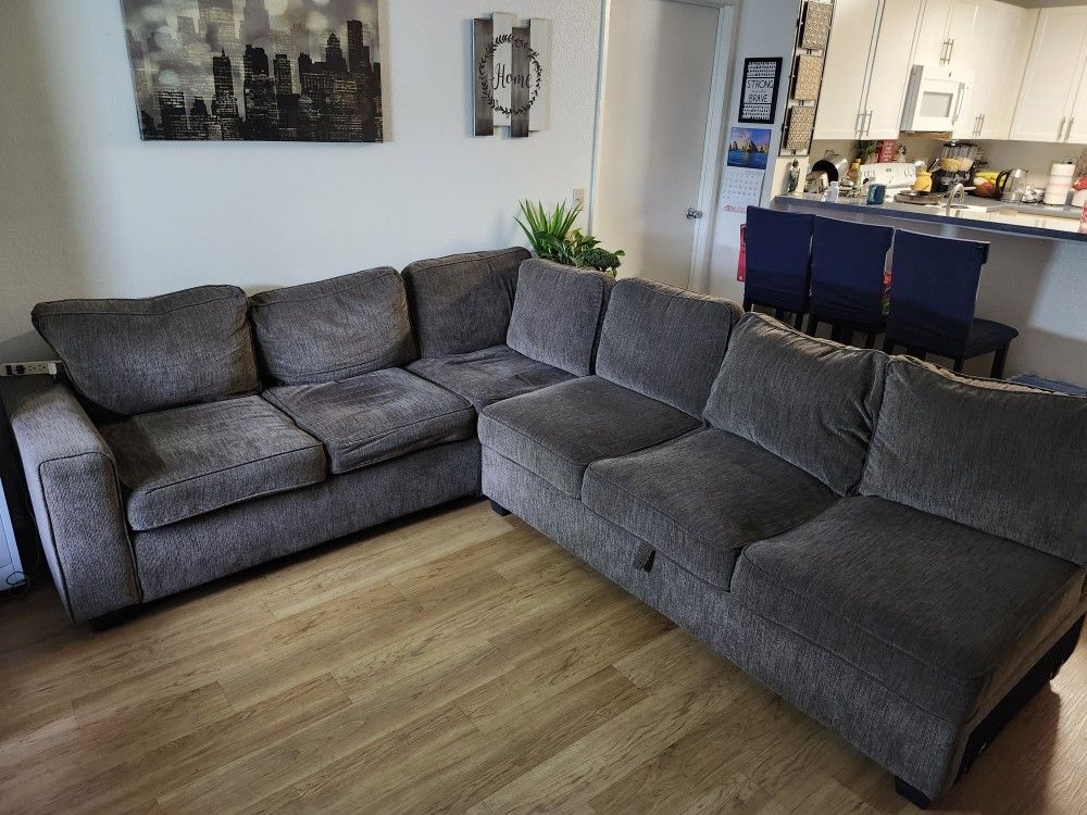 3 PIECE SECTIONAL COUCH W/ DEVON$250