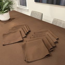 Table cloth and 10 matching napkins. 