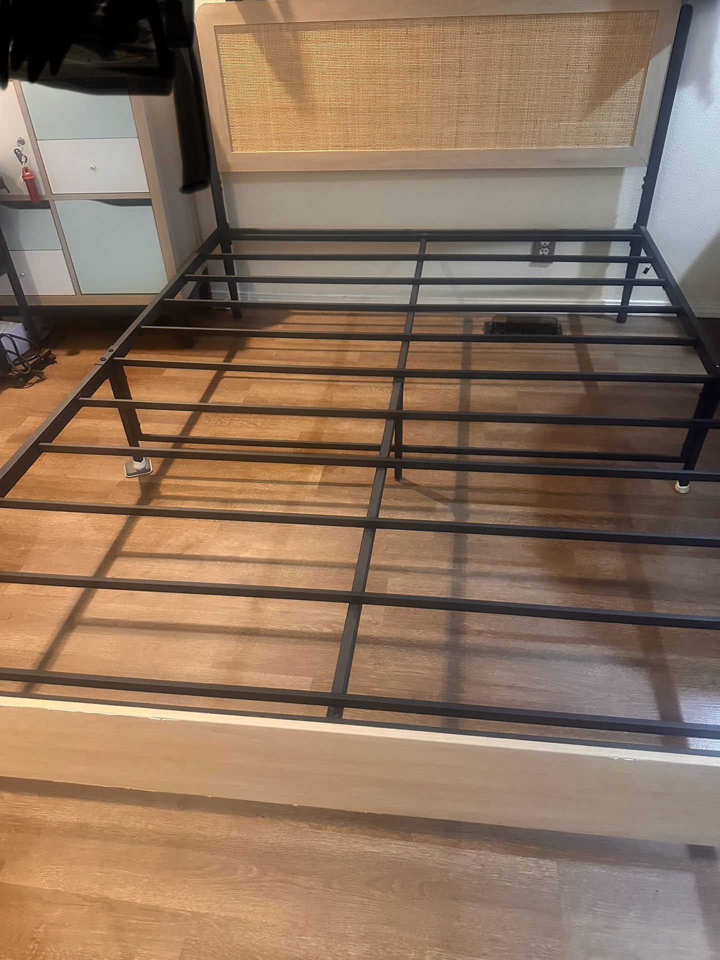 Queen, Bedframe, Metal Platform With Natural Rattan Headboard