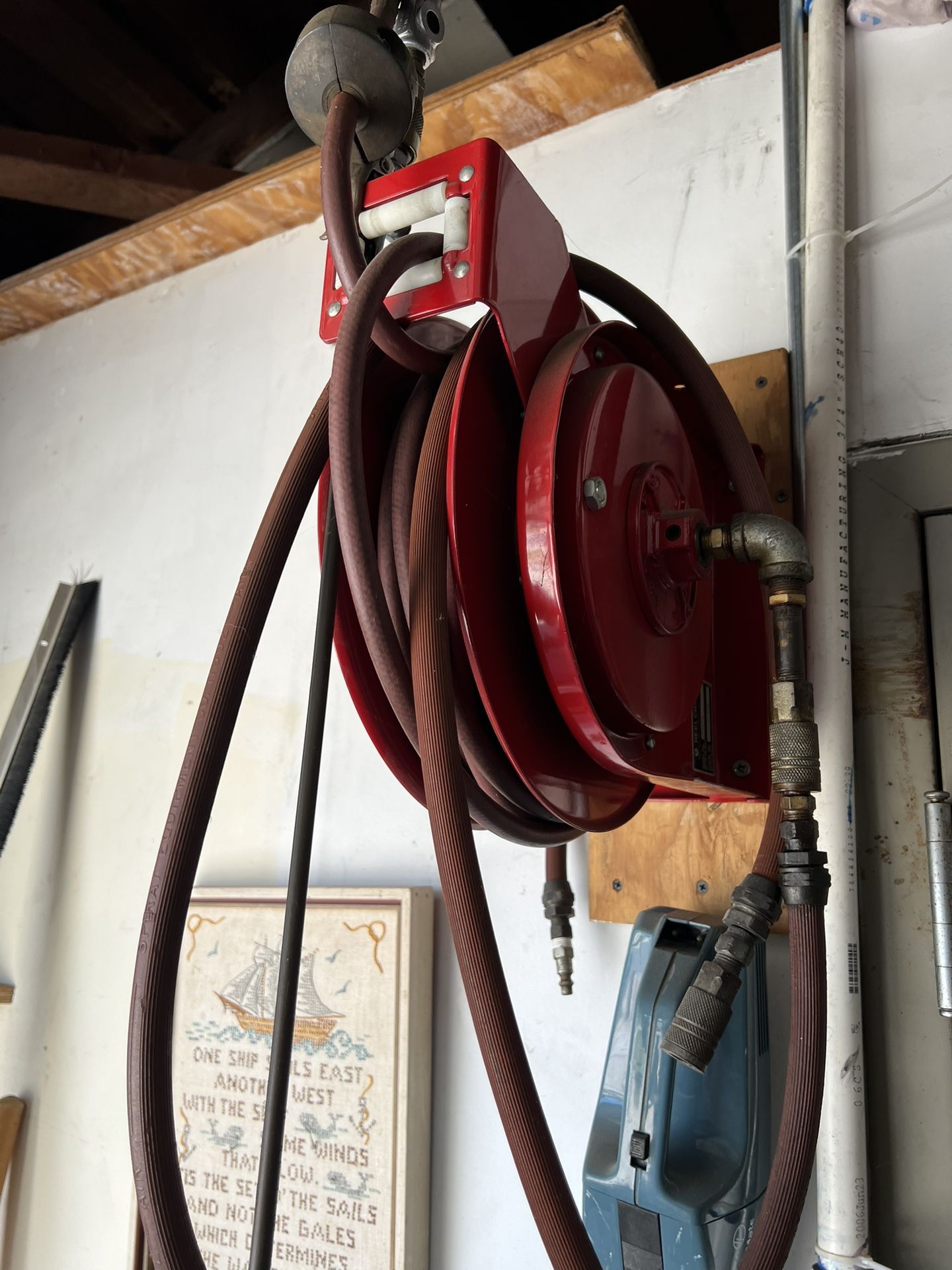 Compressor Hose & Wall Mount