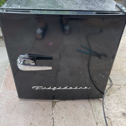 mini fridge frigidaire