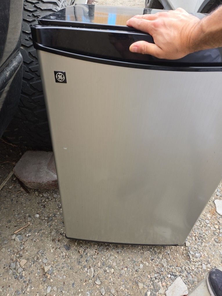 Mini Fridge GE. Used And To Repair