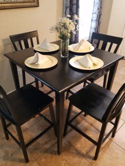 Counter Height Table Set With Its 4 Maching  Chairs ***Delivery Is Available ***