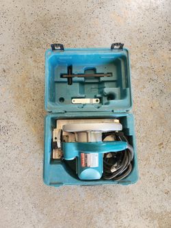 Makita 7 1/2 inch circular saw with new spare blade.