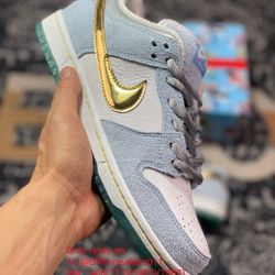 Sean Cliver x NK SB Dunk Low Holiday Special  2