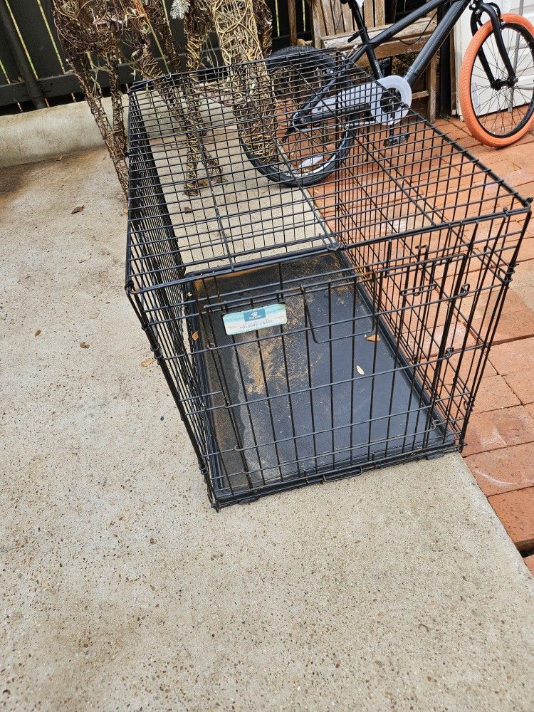 Used kennel sise 36 x 22 on top / arriba by 25 .5 in high/ altura mas Informacion Abajo