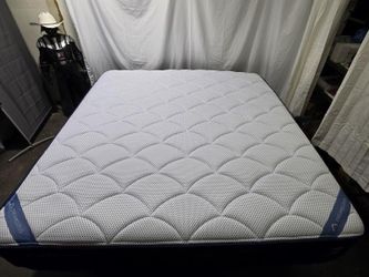 Dreamcloud Premier King mattress, Like New Condition