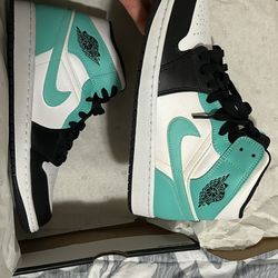 Air Jordan Mid 1 