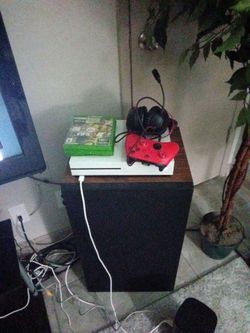 Xbox one  S  with all the cables ,3 games one controller and headset has rechargeable dock ready battery pack