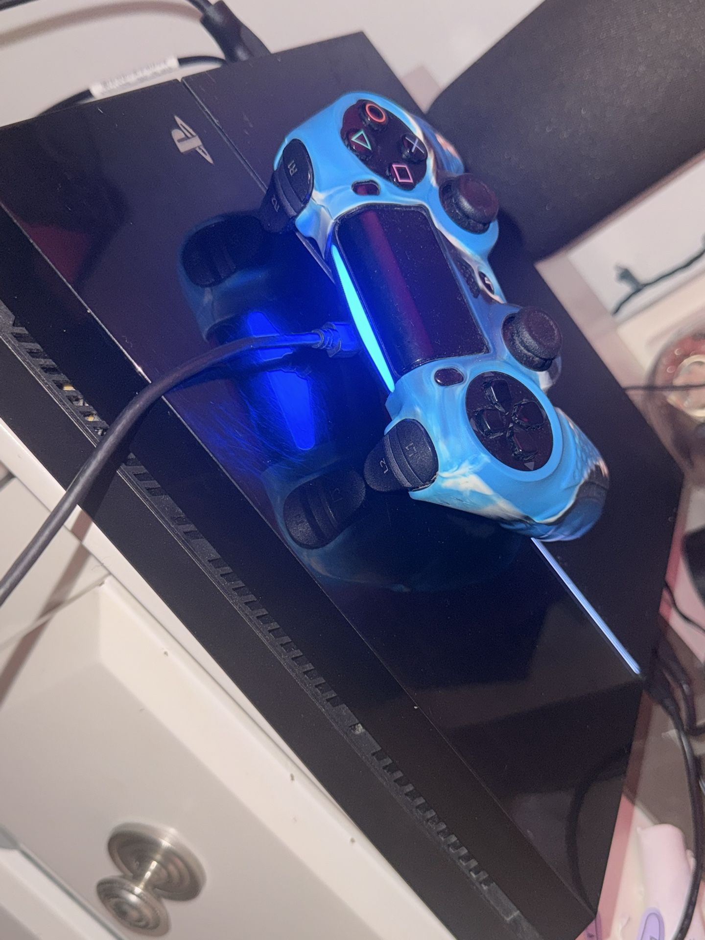 PS4 Slim Great Condition + Controller – Ready to Play