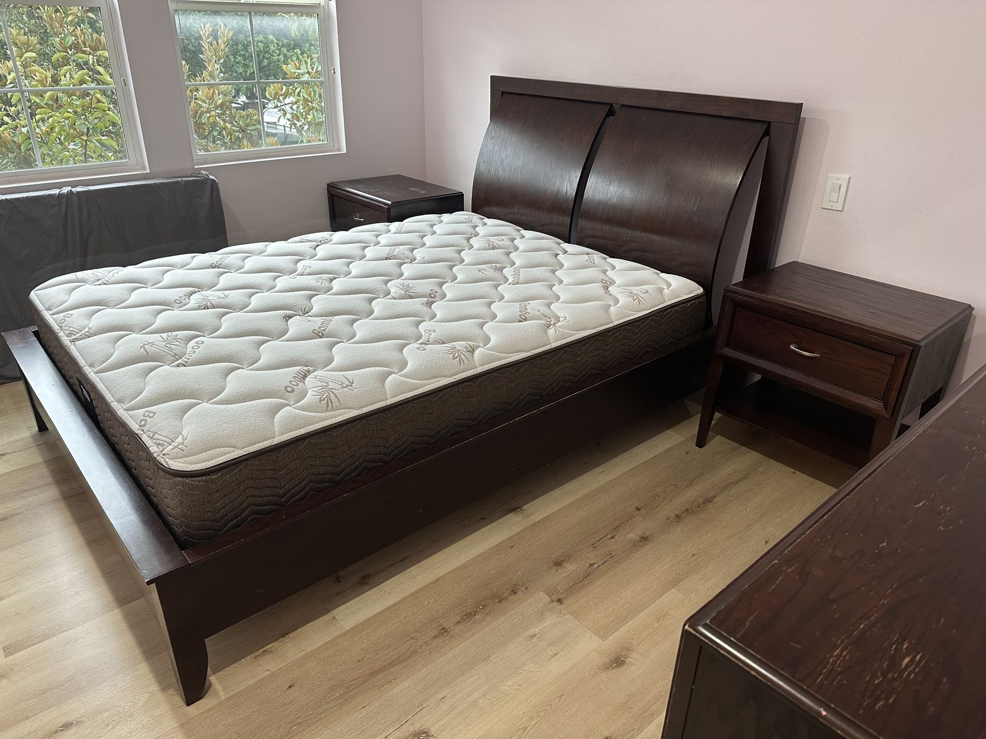 Bedroom Set, Queen Bed, Two Nightstands, Dresser With Mirror