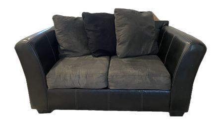 Beautiful and comfy love seat
