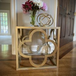 Contemporary, Stylish Cloverleaf end table 