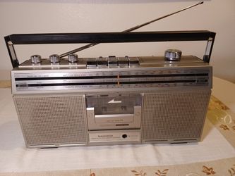 MAGNAVOX        Boombox