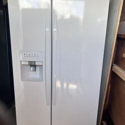 White Side-By-Side Refrigerator DELIVERY AVAILABLE 🚚