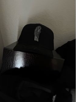 Black SnapBack hat with gray embroidered logo