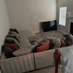 Sectional Couch With Pillows 