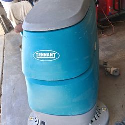 TENNANT T5 FLOOR SCRUBBER
