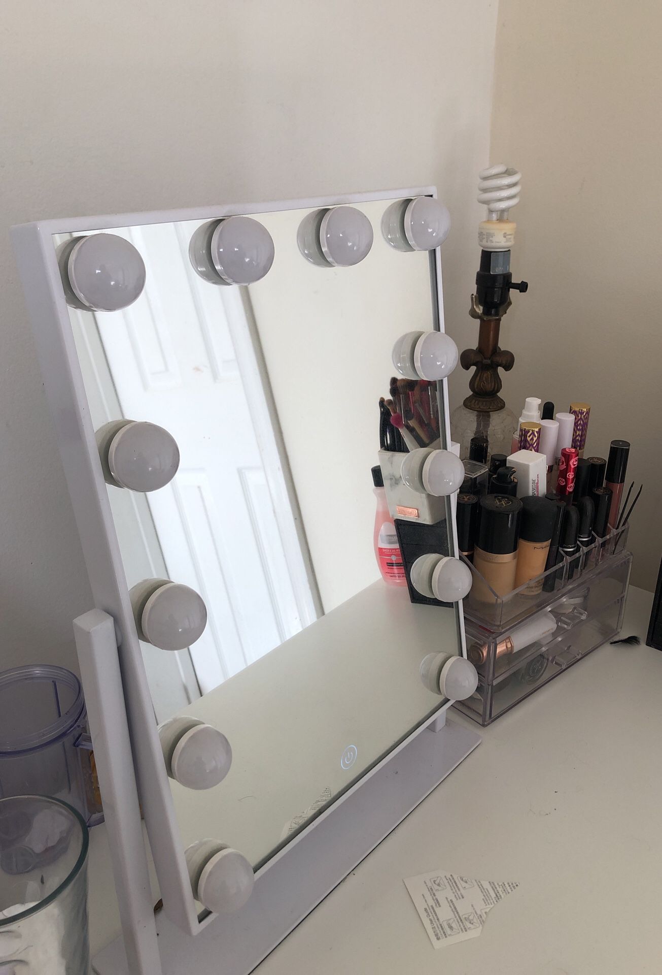 Vanity mirror with three lighting settings (pick up only)