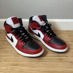Jordan 1 mid chicago black toe Size 13