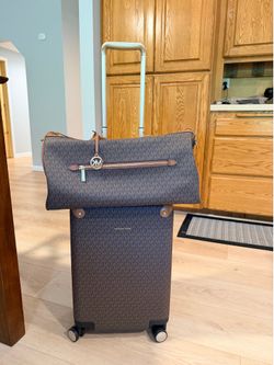 Brand New Michael Khors jetset trolley and carryon stackable set