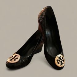 Tory Burch Women's 7 M Gloss Black Quilted Wedge Pumps Heels Reva Gold Logo 