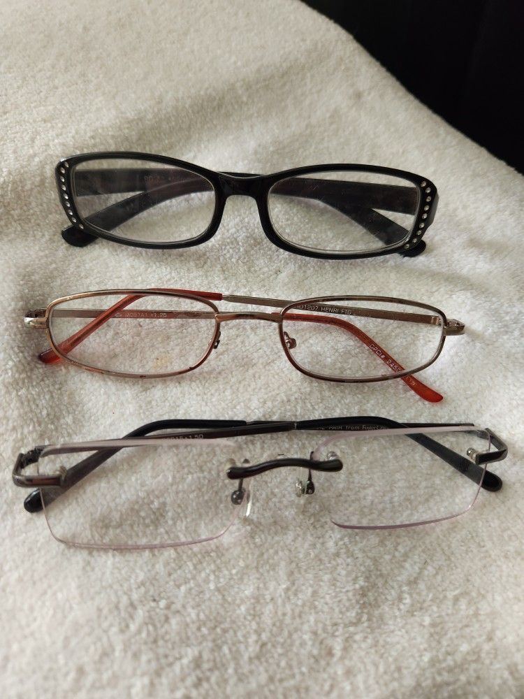 (3)- Pairs of reading eyeglasses, 2 with metal frames and plastic. Don't know the prescriptions on the lens. 
** Cash 💸 only, please. Front Door p/u 
