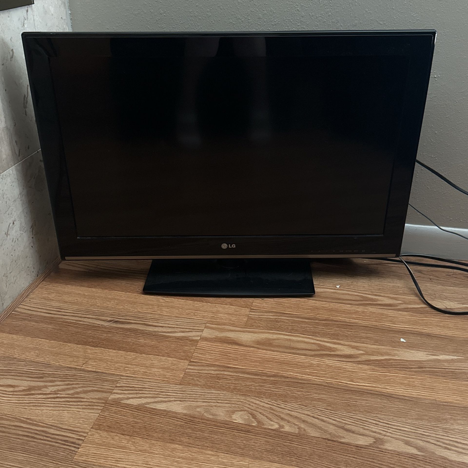 LG Tv with base (32 inch)