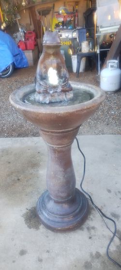 Fuente de cemento  trae pompa nueva