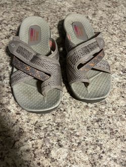 Woman’s sketchers ( size 8)