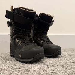 K2 aspect size 9 snow boots