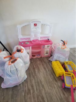 Lote de ropa zapatos y juguetes