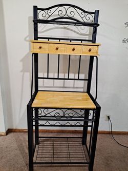 Kitchen shelf with 5 shelves for 5 bottles of wine. Black color. Metal and wood.