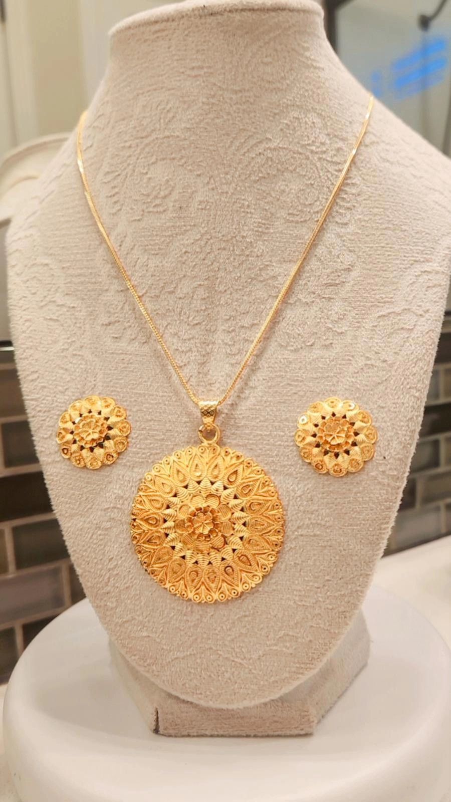 Gold Plated Pendet Set With Studs