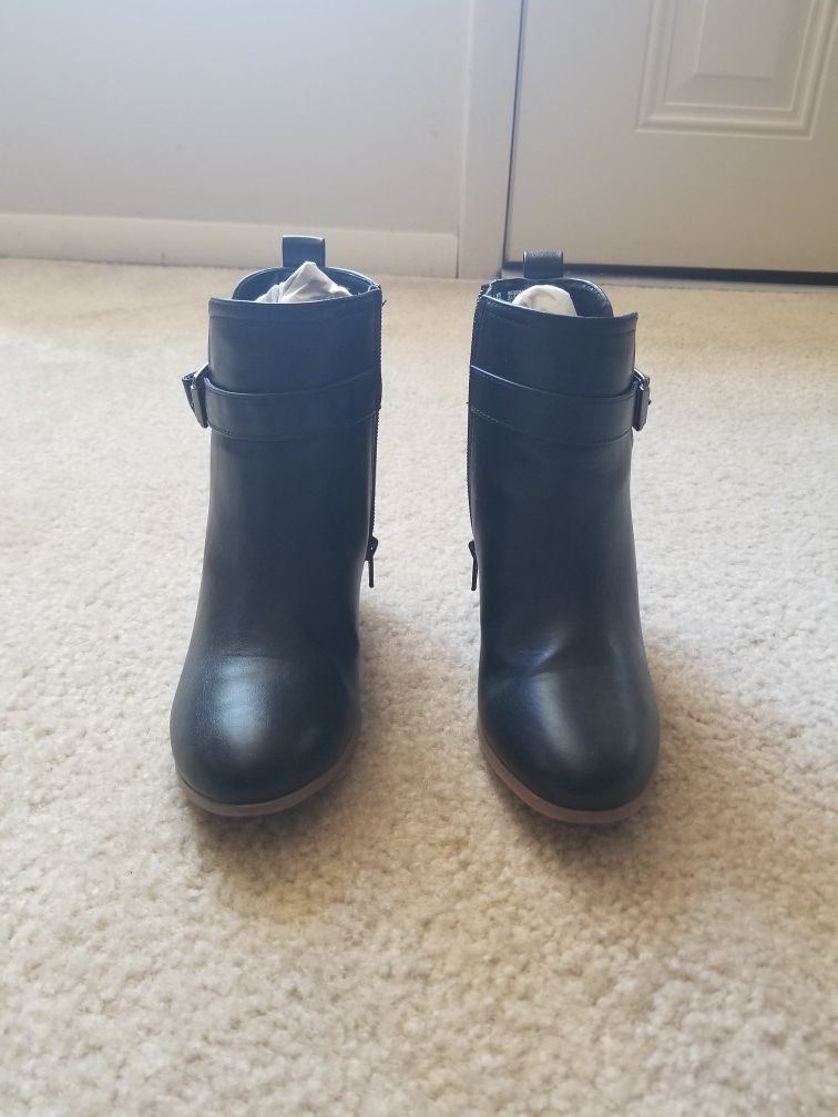 Women black ankle boot , size - USA 7.5