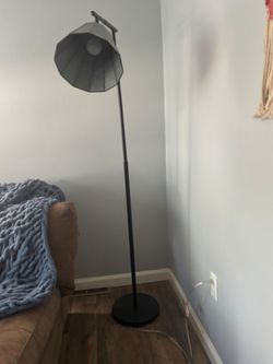 Floor lamp with foot button