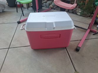 Ice cooler chest Rubbermaid. Great condition