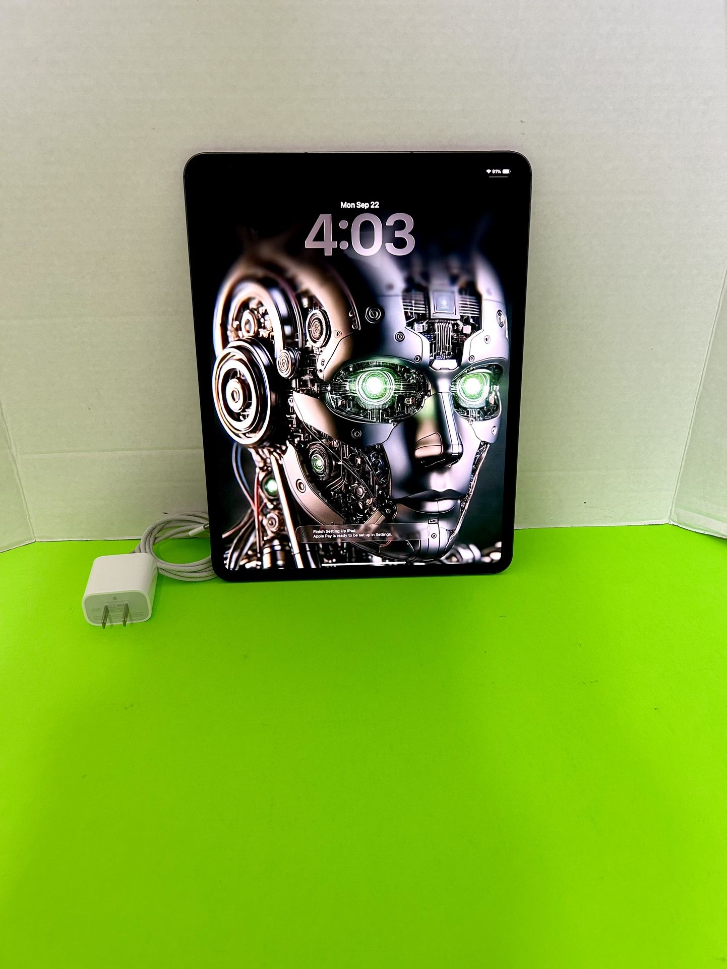 2024 Apple iPad Pro 13 Inch M4  7th Gen ,1TB  , WIFI + Cellular , 34 battery cycles ,100 percent battery capacity 