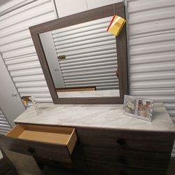 Beautiful and elegant 6-drawer dresser with no flaws 