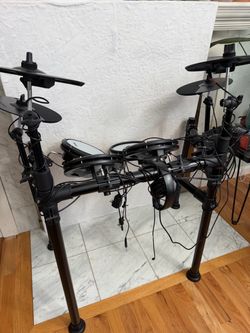 Electronic Drum Kit with Rack and Cymbals $250